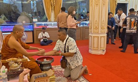 นครนายก นักท่องเที่ยวเนืองแน่น แห่ชมถ้ำพญานาคพร้อม ให้หลวงพี่ต่อผูกมือเอาฤกษ์เอาชัยในวันพระใหญ่เสริมศิริมงคล