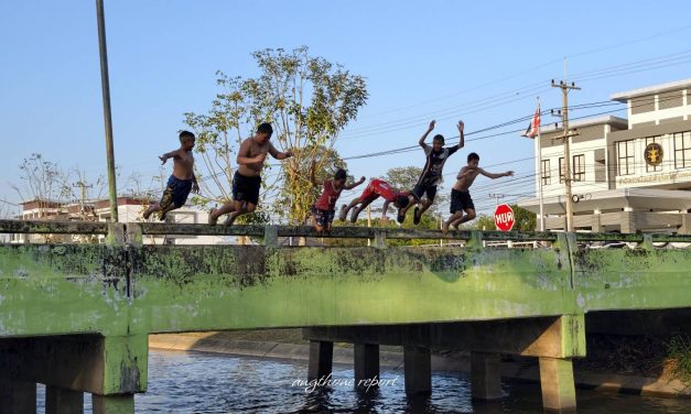 อ่างทอง อากาศมันร้อนชาวบ้านพาลูกหลานเล่นน้ำคลายร้อนในคลองชลประทาน  ริมถนนวิเศษชัยชาญ – โพธิ์ทอง  เป็นระยะทางกว่า 3 กิโลเมตร