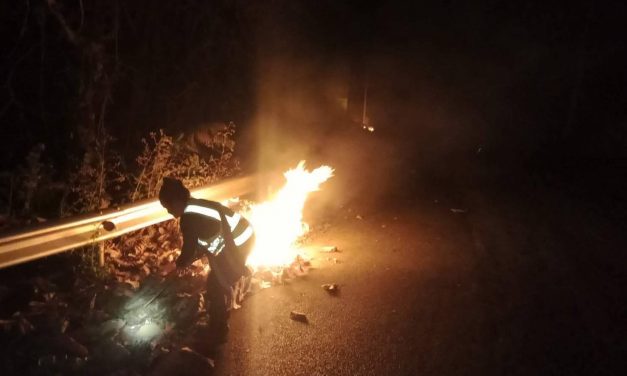 แม่ฮ่องสอน ชุดเฝ้าระวังไฟป่าบ้านผาบ่องเหนือ  ต.ผาบ่อง อ.เมือง นำกำลังพลและรถน้ำเข้าดับไฟป่าริมทางหลวง หมายเลข 108ใกล้จุดชมวิวผาบ่อง จำนวน 2 จุด