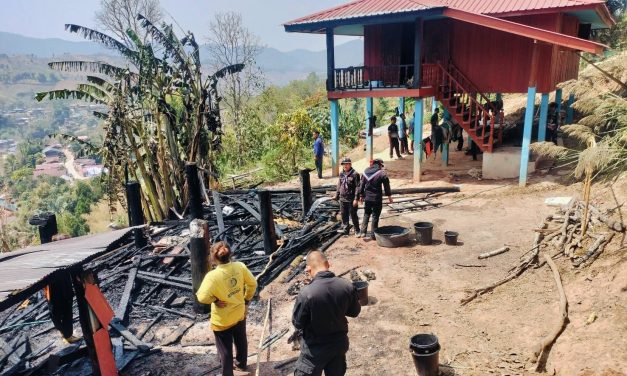 น่าน ทหารพราน 32 จัดกำลังพลเข้าทำการช่วยเหลือดับเพลิงไหม้บ้านของประชาชน ในพื้นที่ อำเภอเฉลิมพระเกียรติ