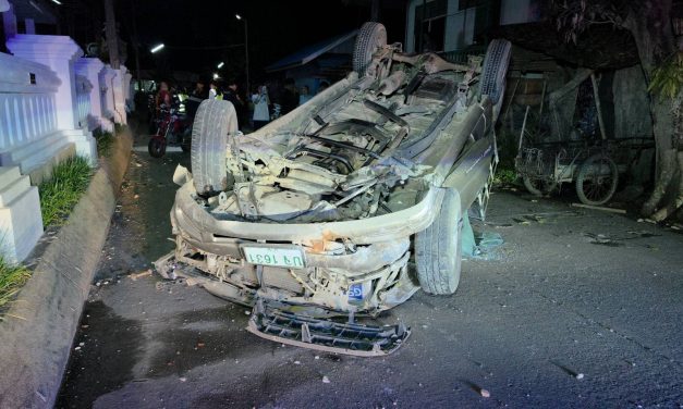 น่าน ชายวัย 46 ปี ขับรถชนกำแพงวัดพลิกคว่ำ เจ็บเล็กน้อย