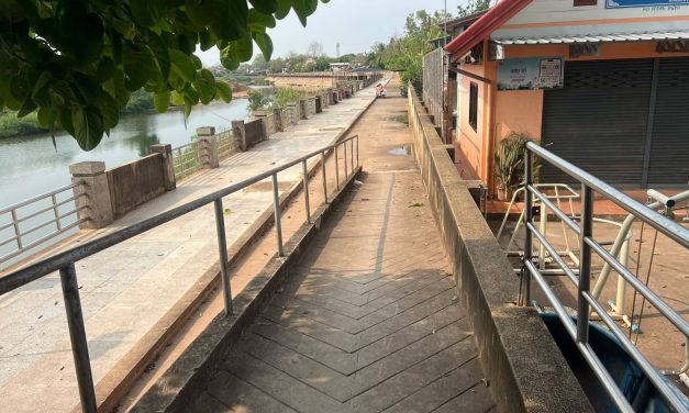 เทศบาลเมืองน่าน ลงพื้นที่ปรับปรุงพนังกั้นน้ำบริเวณบ้านพญาภู เสริมความมั่นคงรับมือฤดูฝน