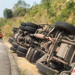 น่าน รถบรรทุกน้ำมัน 40,000 ลิตร ส่ง สปป.ลาว เสียหลักพลิกคว่ำ เส้นทางทุ่งช้าง–เฉลิมพระเกียรติ  