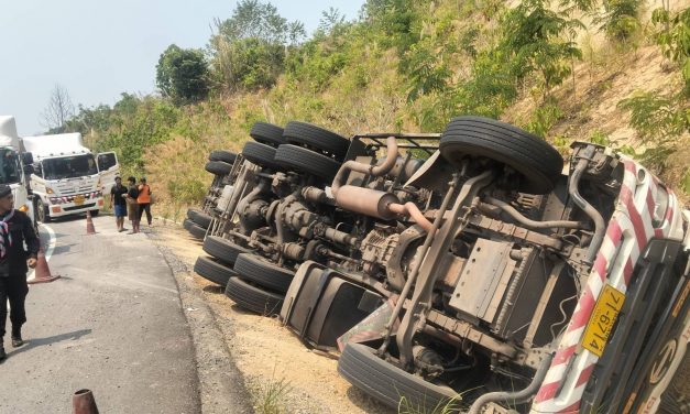 น่าน รถบรรทุกน้ำมัน 40,000 ลิตร ส่ง สปป.ลาว เสียหลักพลิกคว่ำ เส้นทางทุ่งช้าง–เฉลิมพระเกียรติ  