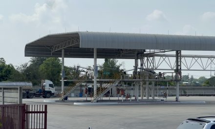 อ่างทอง ศูนย์ปราบปรามน้ำมันเชื้อเพลิงตำรวจภูธรภาค1ส่งเจ้าหน้าที่ตรวจสอบน้ำมันในคลัง  พบน้ำมันดีเซลอยู่ในเกณฑ์มาตรฐาน