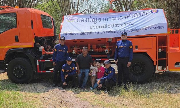 เพชรบูรณ์ หน่วยพัฒนาการเคลื่อนที่ 16 สำนักงานพัฒนาภาค 1 จัดกำลังพลออกแจกจ่ายน้ำให้แก่ราษฎรที่ประสบปัญหาขาดแคลนน้ำอุปโภคในพื้นที่ ต.ป่าเลา