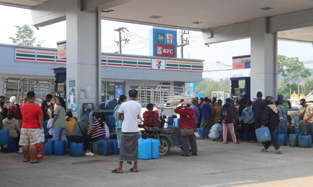 กาญจนบุรี – นายอำเภอสังขละบุรี สั่งสกัดขบวนการลักลอบขนน้ำมันข้ามแดน