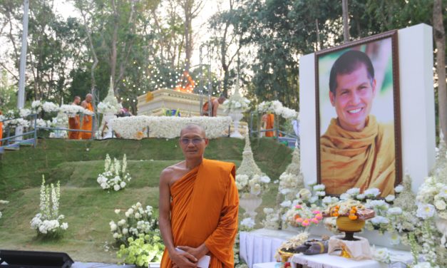 กาญจนบุรี พุทธศาสนิกชน ศิษยานุศิษย์หลายพันคนร่วมพิธีสลายสรีระสังขารอดีตพระยันตระ อมโรภิกขุ