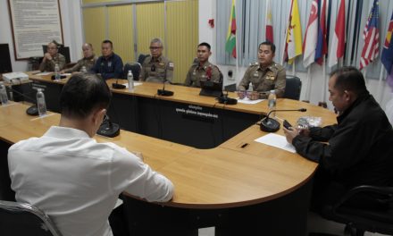 กาญจนบุรี รมว.ทส.สุชาติ” มอบที่ปรึกษาฯ พร้อมอธิบดี เยี่ยมให้กำลังใจครอบครัว หน.สถานีไฟป่าสลักพระ ติดตามการสอบปากคำผู้ต้องหา สาเหตุปัญหาที่ดินเพียง 200 ตารางเมตร