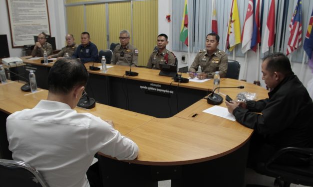 กาญจนบุรี รมว.ทส.สุชาติ” มอบที่ปรึกษาฯ พร้อมอธิบดี เยี่ยมให้กำลังใจครอบครัว หน.สถานีไฟป่าสลักพระ ติดตามการสอบปากคำผู้ต้องหา สาเหตุปัญหาที่ดินเพียง 200 ตารางเมตร