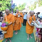 นครปฐม พุทธศาสนิกชนชาวนครปฐม ร่วมกิจกรรมอนุรักษ์ฟื้นฟูประเพณีตักบาตรข้าวหลามชุมชนวัดพระงาม