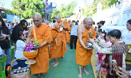 นครปฐม พุทธศาสนิกชนชาวนครปฐม ร่วมกิจกรรมอนุรักษ์ฟื้นฟูประเพณีตักบาตรข้าวหลามชุมชนวัดพระงาม