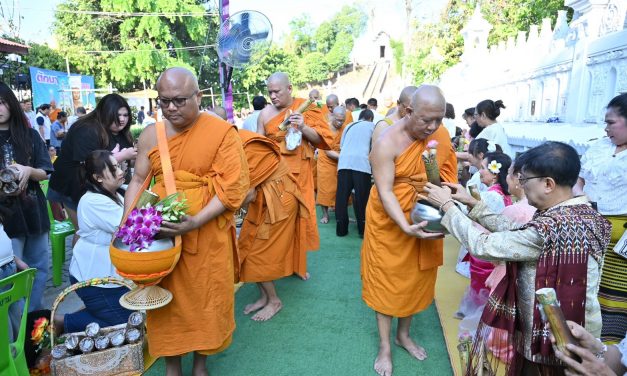 นครปฐม พุทธศาสนิกชนชาวนครปฐม ร่วมกิจกรรมอนุรักษ์ฟื้นฟูประเพณีตักบาตรข้าวหลามชุมชนวัดพระงาม