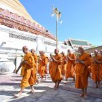 นครปฐม รองนายกรัฐมนตรี นำพุทธศาสนิกชนชาวจังหวัดนครปฐม ร่วมพิธีบำเพ็ญกุศลและเวียนเทียนประทักษิณรอบองค์พระปฐมเจดีย์