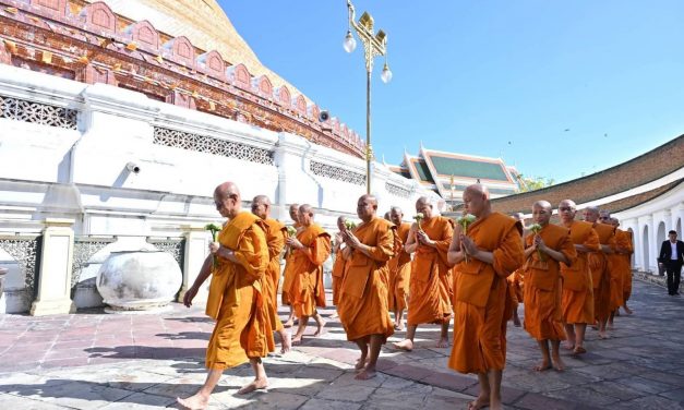 นครปฐม รองนายกรัฐมนตรี นำพุทธศาสนิกชนชาวจังหวัดนครปฐม ร่วมพิธีบำเพ็ญกุศลและเวียนเทียนประทักษิณรอบองค์พระปฐมเจดีย์