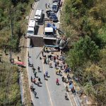 แม่ฮ่องสอน รถบรรทุกเสาไฟฟ้าพลิกคว่ำปิดเส้นทางเข้าอำเภอแม่สะเรียง ต้องระดมเปิดทางและช่วยเหลือเร่งด่วน