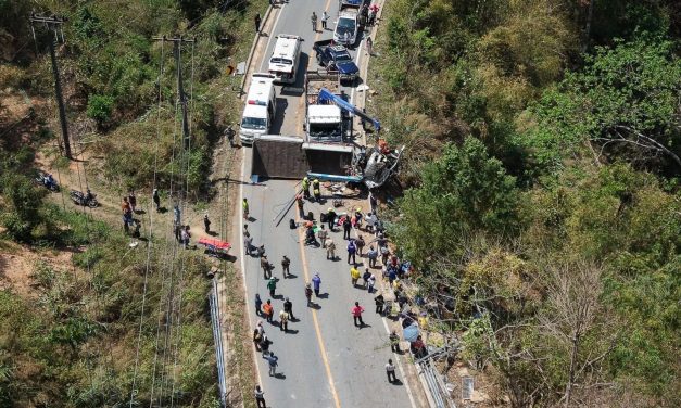 แม่ฮ่องสอน รถบรรทุกเสาไฟฟ้าพลิกคว่ำปิดเส้นทางเข้าอำเภอแม่สะเรียง ต้องระดมเปิดทางและช่วยเหลือเร่งด่วน