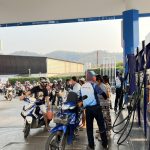 ชาวแม่ฮ่องสอน ตระหนกหลังมีกระแสข่าวน้ำมันหมดปั้ม ปตท. พากันแห่ออกมาซื้อน้ำมันเชื้อเพลิงเพื่อตุนยามขาดแคลน ส่งผลให้น้ำมันเชื้อเพลิงขาดตลาด