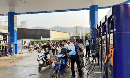 ชาวแม่ฮ่องสอน ตระหนกหลังมีกระแสข่าวน้ำมันหมดปั้ม ปตท. พากันแห่ออกมาซื้อน้ำมันเชื้อเพลิงเพื่อตุนยามขาดแคลน ส่งผลให้น้ำมันเชื้อเพลิงขาดตลาด