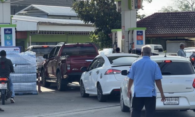 จันทบุรี  ประชาชนแห่เติมน้ำมันกักตุนตามกระแสข่าวน้ำมันจะขาดแคลน