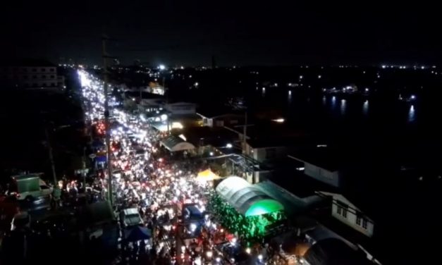 สมุทรปราการ บรรยากาศสงกรานต์ ที่ อ.พระสมุทรเจดีย์ ยิ่งดึกยิ่งคึกคัก ทำให้การจราจรเป็นอัมพาต