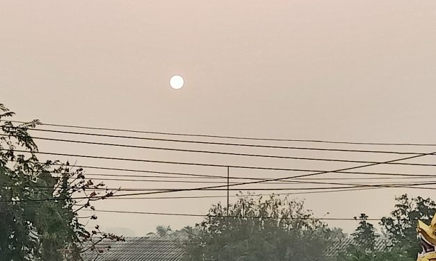 เมืองสามหมอกกระอักกับฝุ่นพิษอย่างต่อเนื่องล่าสุด จุดไฟป่าเช้านี้พุ่งพรวด 806 จุด ฝุ่นควันไฟป่าทะลักเต็มเมือง