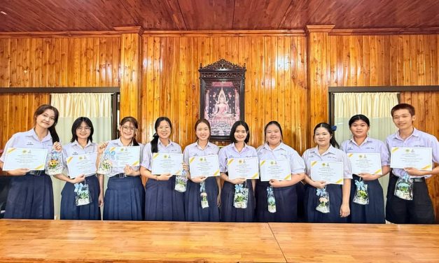 แพร่ ทต.เด่นชัย มอบเกียรติบัตรให้กับคณะบริหารสภาเด็กฯเด่นชัย ครบวาระ