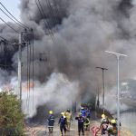 ปทุมธานี ไฟไหม้ป่าหญ้า ลามติดกองยางและรถยนต์เสียหาย 2 คัน