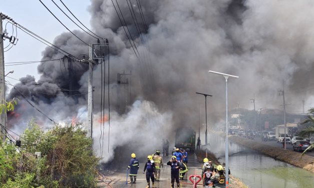 ปทุมธานี ไฟไหม้ป่าหญ้า ลามติดกองยางและรถยนต์เสียหาย 2 คัน