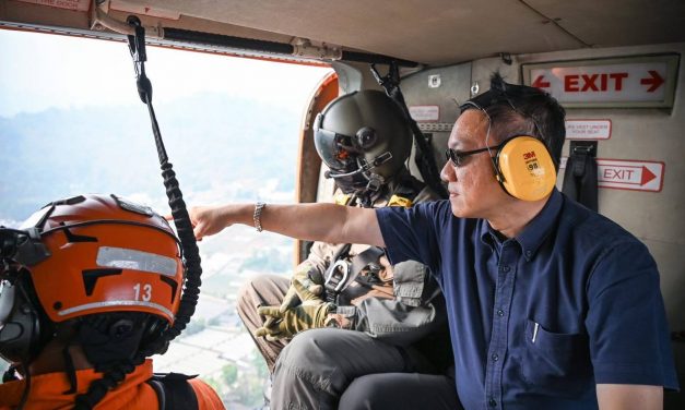 เชียงใหม่ ปลัดกระทรวงมหาดไทย ขึ้นบัญชาการ ฮ.ปภ. นำทีมดับไฟป่าจุดวิกฤติในพื้นที่ อ.สะเมิง