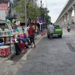 สมุทรปราหาร คึกคักบรรยากาศสงกรานต์พระประแดงชาวบ้านและนักท่องเที่ยวเตรียมพร้อม 2 ข้างทางถนนสายหลัก