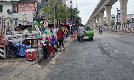 สมุทรปราหาร คึกคักบรรยากาศสงกรานต์พระประแดงชาวบ้านและนักท่องเที่ยวเตรียมพร้อม 2 ข้างทางถนนสายหลัก