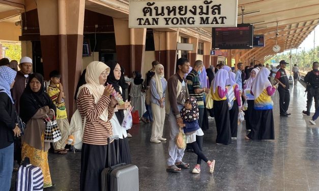นราธิวาส ​สู้ราคาน้ำมันไม่ไหว! ปชช.แห่ใช้บริการรถไฟ “สถานีตันหยงมัส” คึกคัก ช่วยประหยัดต้นทุนค่าครองชีพ