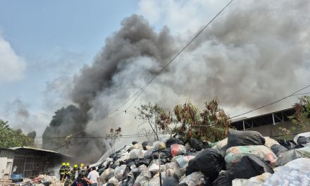 สมุทรปราการ ไฟไหม้สถานที่คัดแยกขยะรีไซเคิลวอดกว่าล้านบาท หลังเพื่อนคนงานจับกลุ่มมั่วสุ่มก่อไฟจนลุกลาม ดับเพลิงเร่งสกัดหวั่นเผาวอดทั้งหมดย่านพระสมุทรเจดีย์