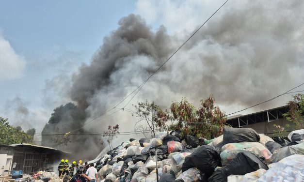 สมุทรปราการ ไฟไหม้สถานที่คัดแยกขยะรีไซเคิลวอดกว่าล้านบาท หลังเพื่อนคนงานจับกลุ่มมั่วสุ่มก่อไฟจนลุกลาม ดับเพลิงเร่งสกัดหวั่นเผาวอดทั้งหมดย่านพระสมุทรเจดีย์