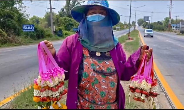 นครนายก – พิษน้ำมันแพงส่งผลแรงถึงแม่ค้าพวงมาลัย