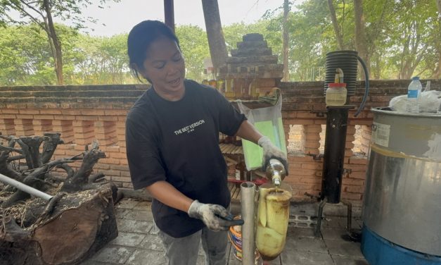 อ่างทอง ฮือฮาวัดศุขเกษมธรรมมิการาม ผลิตน้ำมันจากขยะพลาสติกใช้เติมเครื่องตัดหญ้ารถจักรยานยนต์พ่วงข้างใช้งานภายในวัดมานานร่วมปีแล้ว 
