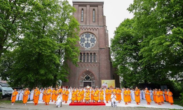 ปทุมธานี พุทธศาสนิกชนยุโรปกว่า 500 คน ร่วมพิธีบรรจุพระบรมสารีริกธาตุ ณ วัดพระธรรมกายเนเธอร์แลนด์