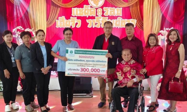 กาญจนบุรี – ครอบครัว “วารีทิพย์ขจร” แจกข้าวสาร 1,000 ถุง มอบเงินให้ซื้ออุปกรณ์ทางการแพทย์โรงพยาบาลพหลพลพยุหเสนา 3 แสน และมอบทุนการศึกษา 