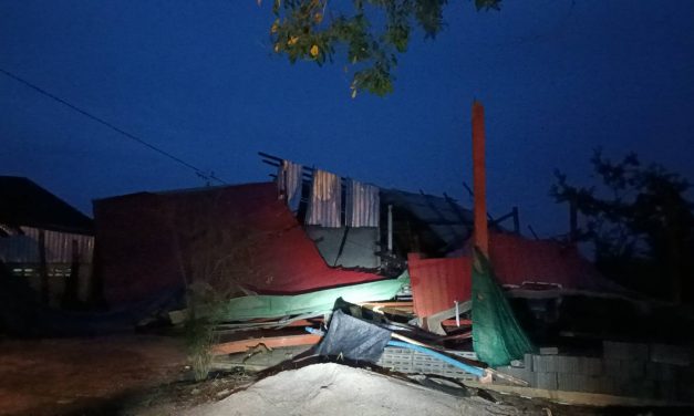 ปราจีนบุรี พายุถล่มบ้านพังหลายหลัง