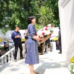 กาญจนบุรี ทูตหลายประเทศเดินทางไปวางหรีด รำลึกถึงความเสียสละและความกล้าหาญของผู้ล่วงลับ ที่เสียชีวิตระหว่างการก่อสร้างทางรถไฟสายมรณะ