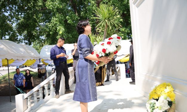 กาญจนบุรี ทูตหลายประเทศเดินทางไปวางหรีด รำลึกถึงความเสียสละและความกล้าหาญของผู้ล่วงลับ ที่เสียชีวิตระหว่างการก่อสร้างทางรถไฟสายมรณะ