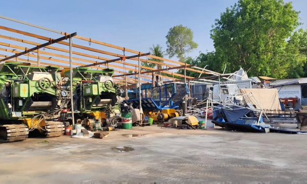 อุทัยธานี พายุฤดูร้อยถล่ม บ้านเรือนเสียหายหนัก พัดหลังคาโรงรถเกี่ยวข้าว 6 คัน หลังคาทับรถกระบะ 4 ประตู พร้อมบ้านเรือนกว่า 40 หลังคาเรือนเสียหาย