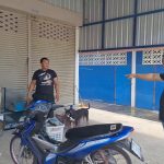 อุทัยธานี  ตร.พร้อมชาวบ้านรุดช่วยหนุ่มขังสุนัข 5 ตัวในตู้กระจกเลี้ยงปลาร้อนจัดลิ้นห้อย ในห้องมีแมวอีก 4 ตัว