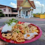 นครนายก แปลกแต่จริงร้านส้มตำหน้าเมรุทำเลทองเห็นแล้วต้องมองและลองไปแวะชิมลูกค้าแน่นร้าน