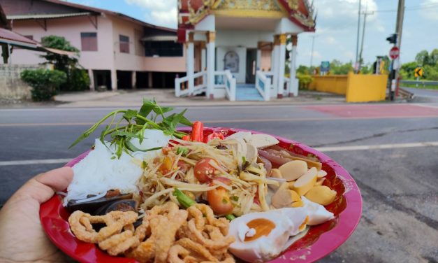 นครนายก แปลกแต่จริงร้านส้มตำหน้าเมรุทำเลทองเห็นแล้วต้องมองและลองไปแวะชิมลูกค้าแน่นร้าน
