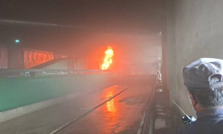 มุกดาหาร – ระทึก ไฟไหม้เตาอบยางพารา “ธงทอง รับเบอร์” ตำบลโพนทราย ระดมรถดับเพลิง 5 พื้นที่สกัดเพลิงนานกว่า 2 ชั่วโมง คุมสถานการณ์