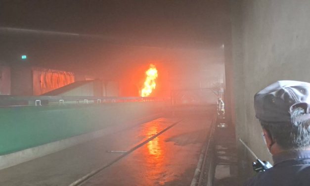 มุกดาหาร – ระทึก ไฟไหม้เตาอบยางพารา “ธงทอง รับเบอร์” ตำบลโพนทราย ระดมรถดับเพลิง 5 พื้นที่สกัดเพลิงนานกว่า 2 ชั่วโมง คุมสถานการณ์