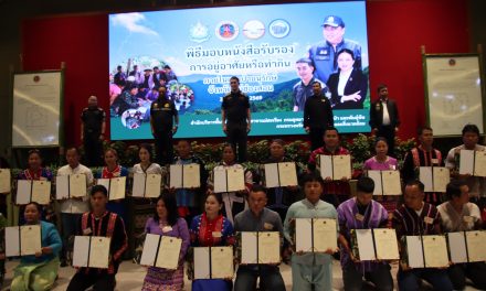 แม่ฮ่องสอน อธิบดีกรมอุทยานแห่งชาติ สัตว์ป่า และพันธุ์พืช มอบหนังสือรับรองการอยู่อาศัยหรือทำกินภายในเขตป่าอนุรักษ์