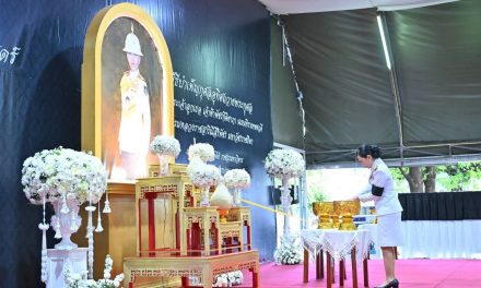 นครปฐม ประกอบพิธีถวายน้ำสรงพระศพ และลงนามแสดงความอาลัย